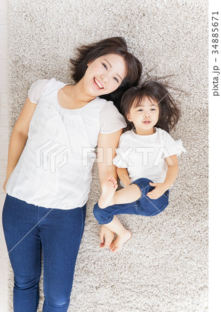 部屋で寝る子ども 部屋で寝る子ども 34885671