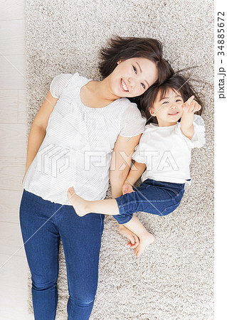部屋で寝る子ども 部屋で寝る子ども 34885672