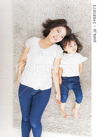 部屋で寝る子ども 部屋で寝る子ども 34885673