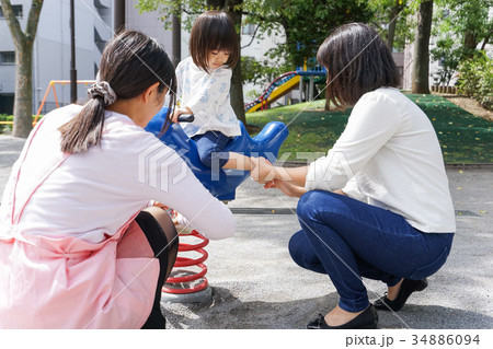 幼稚園に行く子供 幼稚園に行く子供 34886094