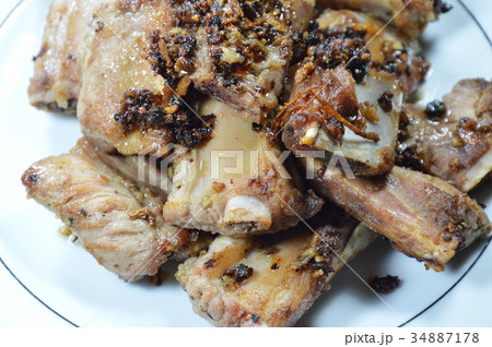 fried pork bone with garlic and pepper on plate 34887178