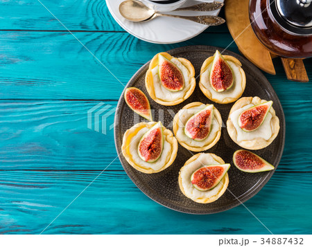 Tartlets with ricotta and figs 34887432