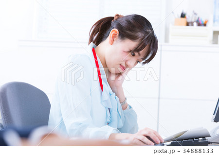 女性社員 OL 手元 ビジネスマン サラリーマン パソコン オフィスイメージ ビジネスイメージ 女性社員 OL 手元 ビジネスマン サラリーマン パソコン オフィスイメージ ビジネスイメージ 34888133