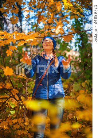 Beauty woman at autumn park Beauty woman at autumn park 34889721