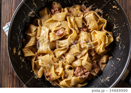 Pappardelle pasta with prosciutto and cheese sauce 34889990