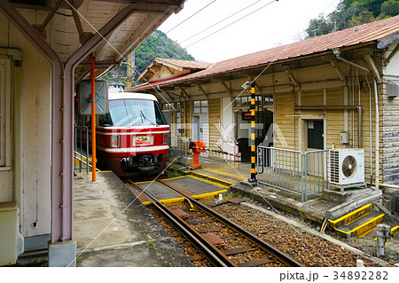 高野下駅を通過する 特急 こうや号の写真素材 3422