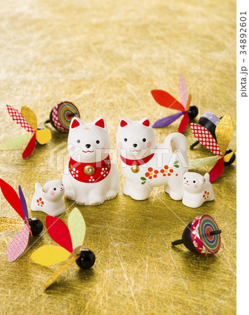 干支 戌の置物（金の和紙背景） 34892601