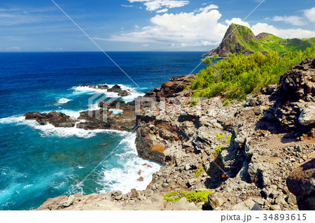 Rough and rocky shore at north-west coast of Maui, Hawaii 34893615
