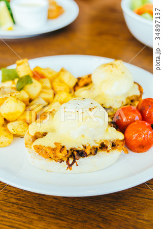 Egg benedict 34897137