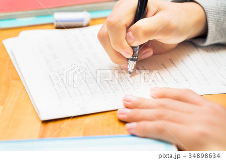 英語の問題を解く中学生 34898634