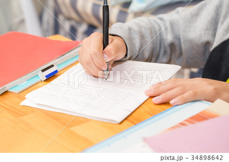 英語の問題を解く中学生 英語の問題を解く中学生 34898642