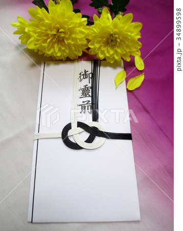 不祝儀袋とお供えの菊の花 不祝儀袋とお供えの菊の花 34899598