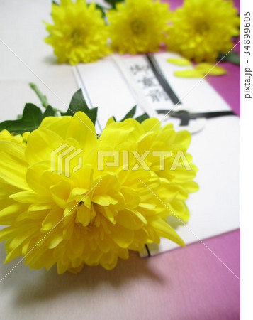 不祝儀袋とお供えの菊の花 不祝儀袋とお供えの菊の花 34899605
