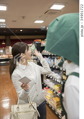 スーパーで商品の場所を尋ねる女性 スーパーで商品の場所を尋ねる女性 34901722