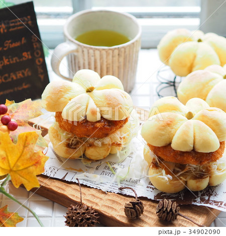 かぼちゃパンバーガーでランチタイム 34902090