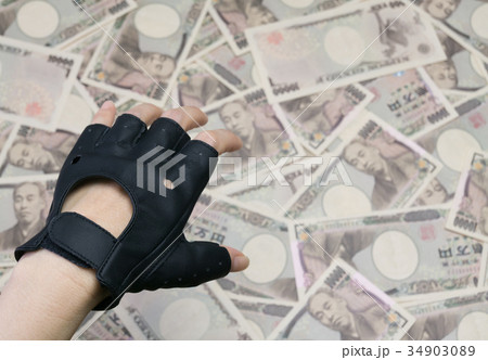 大金を掴もうとする手 34903089