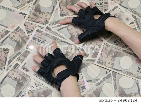 大金を掴もうとする手 大金を掴もうとする手 34903124