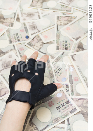 大金を掴もうとする手 34903128