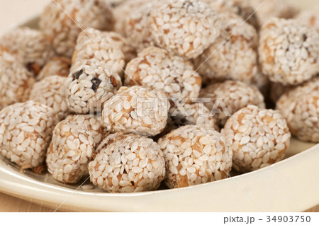 Lambert nut with sesame 34903750