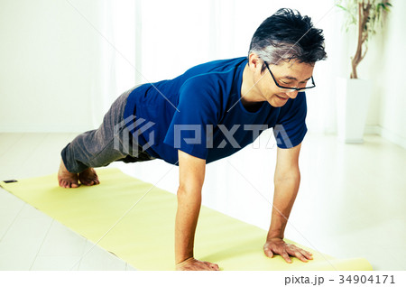 腕立て伏せをする中年男性 34904171