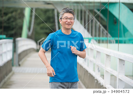 ジョギング 走る中年男性の写真素材