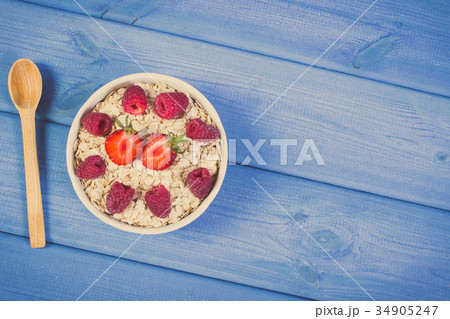 Oat flakes with strawberries and raspberries Oat flakes with strawberries and raspberries 34905247