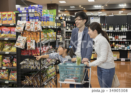 スーパーで買い出しをする家族 34905308
