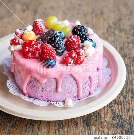 Sweet cheese cake with fresh berries and yoghurt 34906210