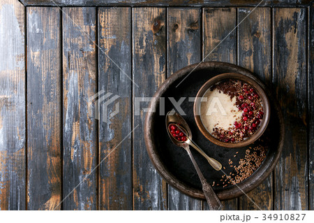 Bowl of porrige Bowl of porrige 34910827