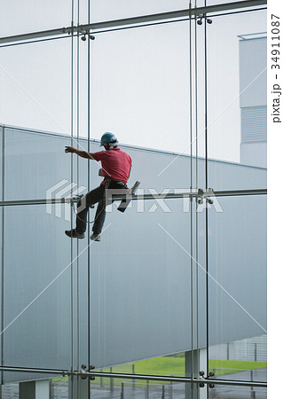 高所作業をする男性 34911087