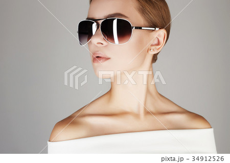 beautiful young woman in sunglasses beautiful young woman in sunglasses 34912526