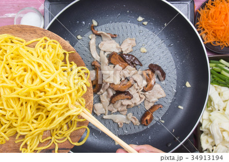 Chef putting Yakisoba noodle in pan Chef putting Yakisoba noodle in pan 34913194