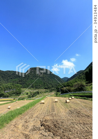 岩下の棚田と田園風景 34913484