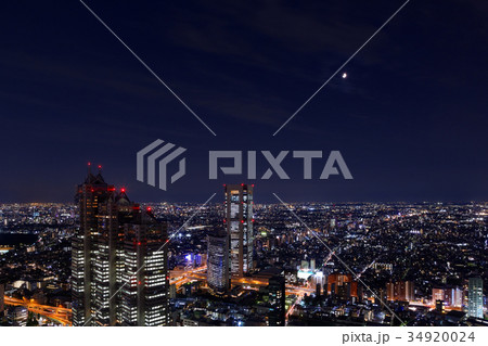 新宿パークタワーと東京オペラシティ　夜景 34920024