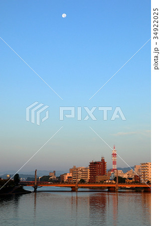 夜明けの鏡川と月(高知市) 夜明けの鏡川と月(高知市) 34922025