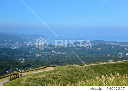 静岡県伊東市 大室山山頂と伊東の街 静岡県伊東市 大室山山頂と伊東の街 34922297