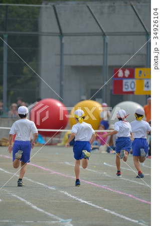 小学校の運動会風景　徒競走 34926104
