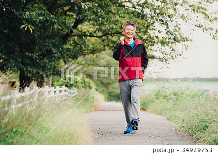 ウォーキング 歩く中年男性の写真素材