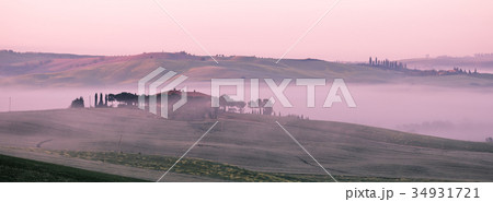 Morning fog view on farmhouse in Tuscany, Italy Morning fog view on farmhouse in Tuscany, Italy 34931721