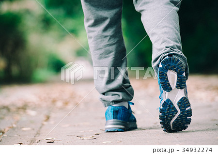 歩く男性の足下 スポーツシューズの写真素材