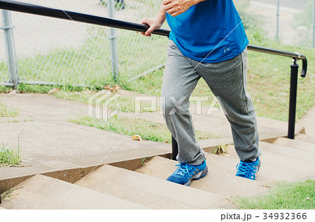 階段を上る男性の足下 階段を上る男性の足下 34932366