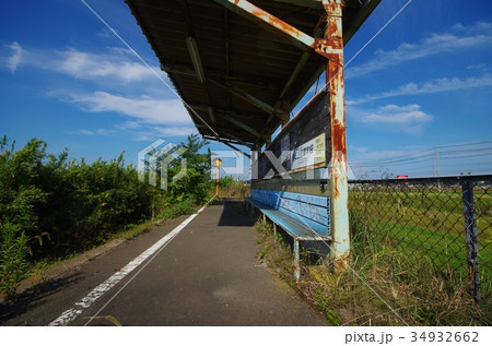 廃駅と屋根のあるベンチ 34932662