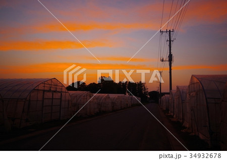 田舎道と夕焼け 34932678