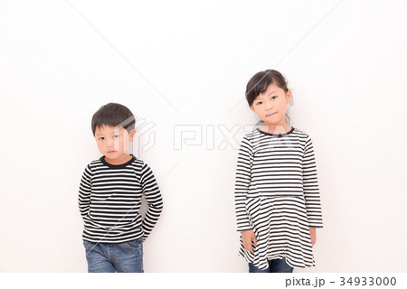 喧嘩中の子供 34933000