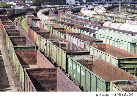 A lot of empty rail cars. 34933554