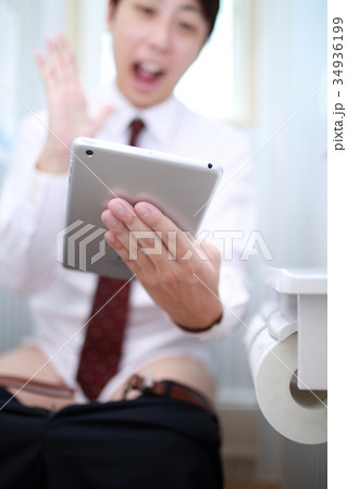 トイレ (タブレット 男性 スーツ ワイシャツ ネクタイ 顔なし ボディパーツ ビジネス 仕事) トイレ (タブレット 男性 スーツ ワイシャツ ネクタイ 顔なし ボディパーツ ビジネス 仕事) 34936199