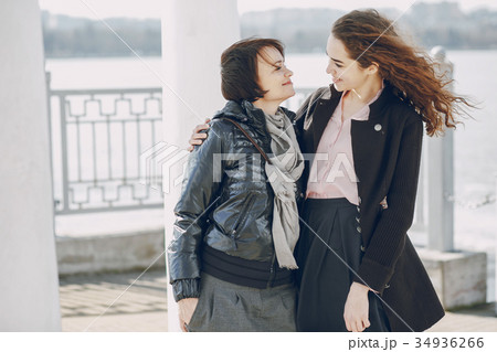 mother and daughter 34936266