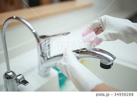 メラミンスポンジ キッチン 台所 シンク 綺麗 清潔 掃除 清掃 家事 主婦 水回り 顔なし の写真素材
