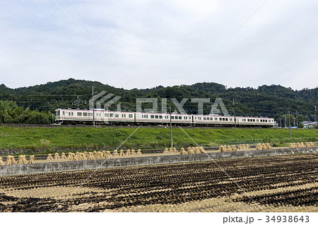 野焼き後を行く107系02 34938643