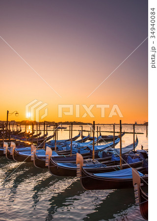 ヴェネツィア サン・マルコ ゴンドラと朝日 ヴェネツィア サン・マルコ ゴンドラと朝日 34940084